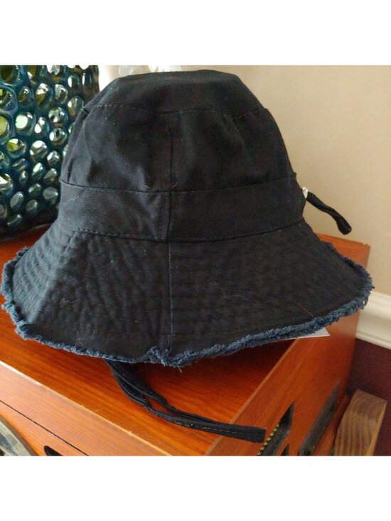 Jacquemus Le Bob Artichaut Bucket Hat Frayed Edge Pray For Surf Hamptons Resort main image 5